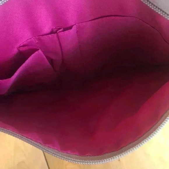 Baggallini crossbody bag with adjustable strap. - Picture 5 of 8